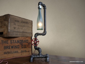 工业水管和玻璃酒瓶制作的创意台灯