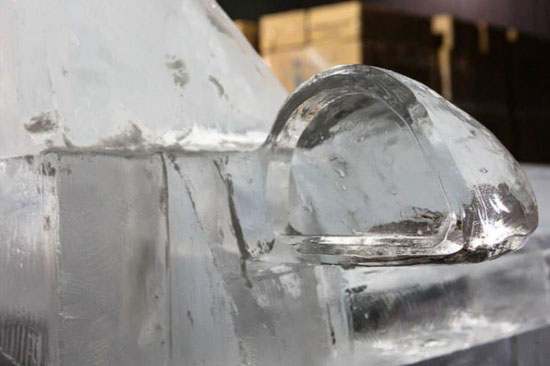 国外团队-49℃下打造冰雕汽车