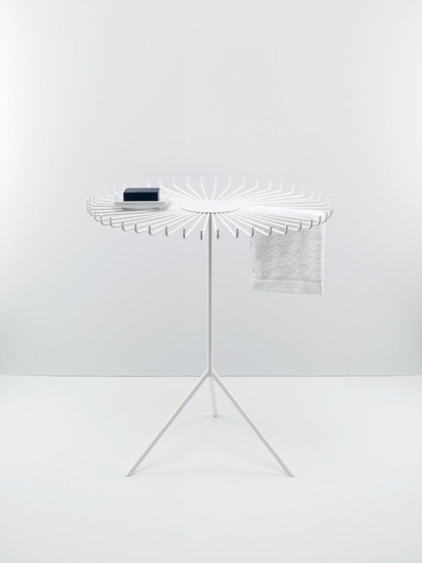 英国Alex Bradley设计的线条桌子