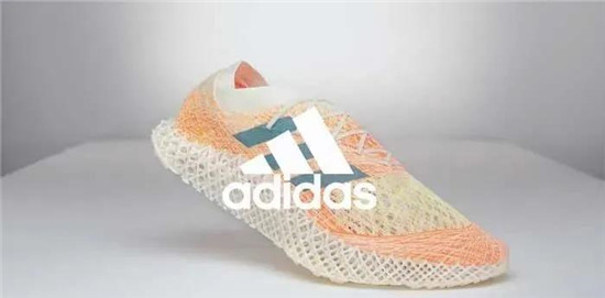 阿迪达斯创新性鞋面编织技术 2000根编织线构成网格鞋面